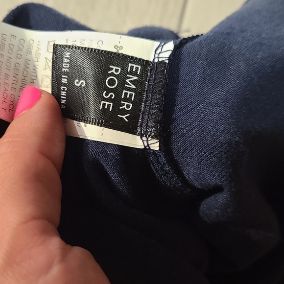 🍬Emery Rose keyhole tank🎠 🌸 🍀 ✨️ 🏵💫🧋☃️🦋🍍🐠 - Picture 3 of 3